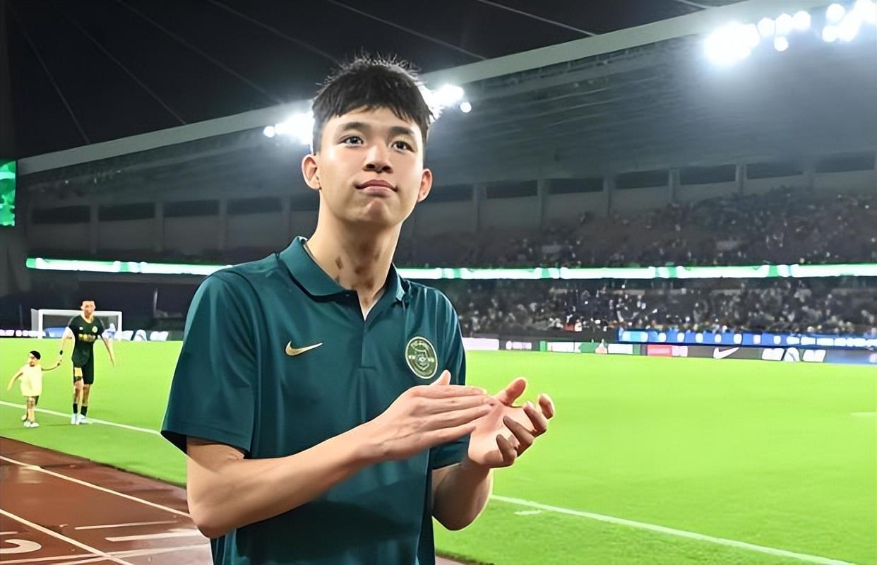 乐鱼体育登录入口-他原本是上港本土后腰位置离队第一热门，如今却还没走，引发热议